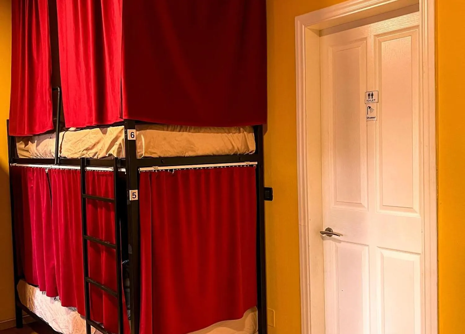 Blue Door Hostel Tirana